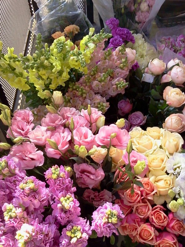 花市場でその日に使う花を買付ける